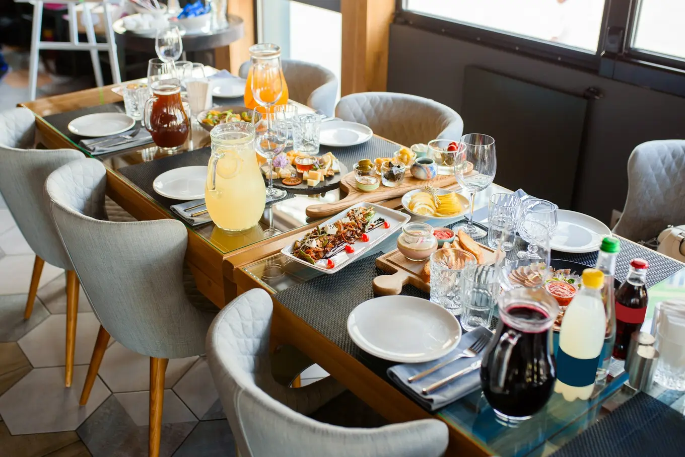 stoliki z potrawami śniadaniowymi