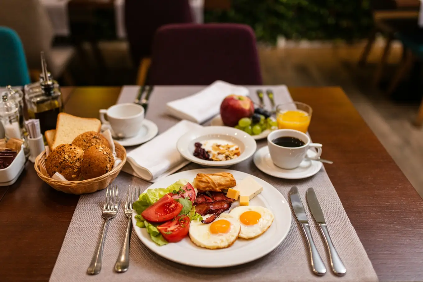 śniadanie na stoliku w restauracji